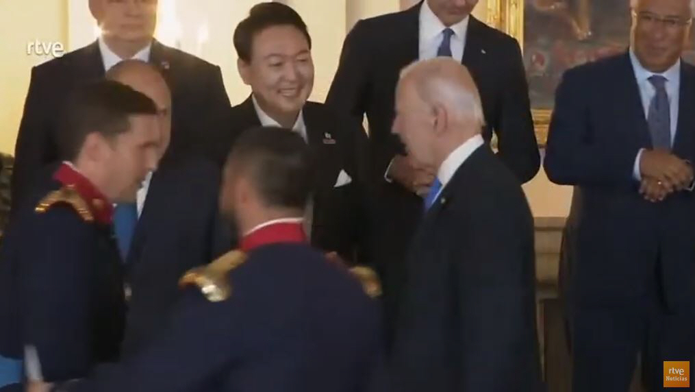 ▲28일(현지시각) 윤석열 대통령과 조 바이든 미국 대통령이 마주친 모습. (출처= RTVE 유튜브 채널)
