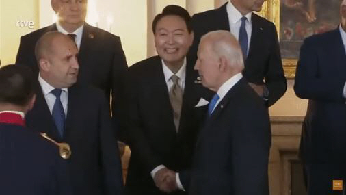 ▲28일(현지시각) 윤석열 대통령과 조 바이든 미국 대통령의 ‘노룩 악수’ 모습이 포착됐다. (출처= RTVE 유튜브 채널)
