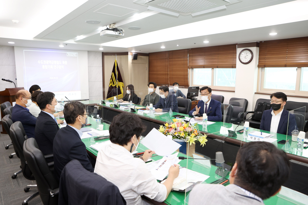 ▲어명소(윗줄 오른쪽에서 두 번째) 국토교통부 2차관이 29일 국가철도공단 수도권본부 회의실에서 GTX 확충 기획연구 착수보고회를 주재하고 있다. (사진제공=국토교통부)