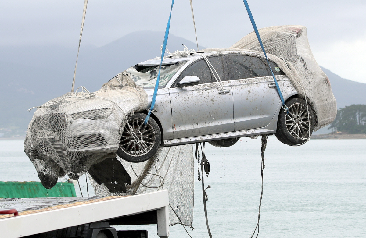 ▲조유나양과 부모가 탑승했던 것으로 추정되는 승용차량이 한달여만에 바다에서 발견돼 인양된 가운데 29일 오후 전남 완도군 신지면 송곡항으로 옮겨지고 있다.(뉴시스)
