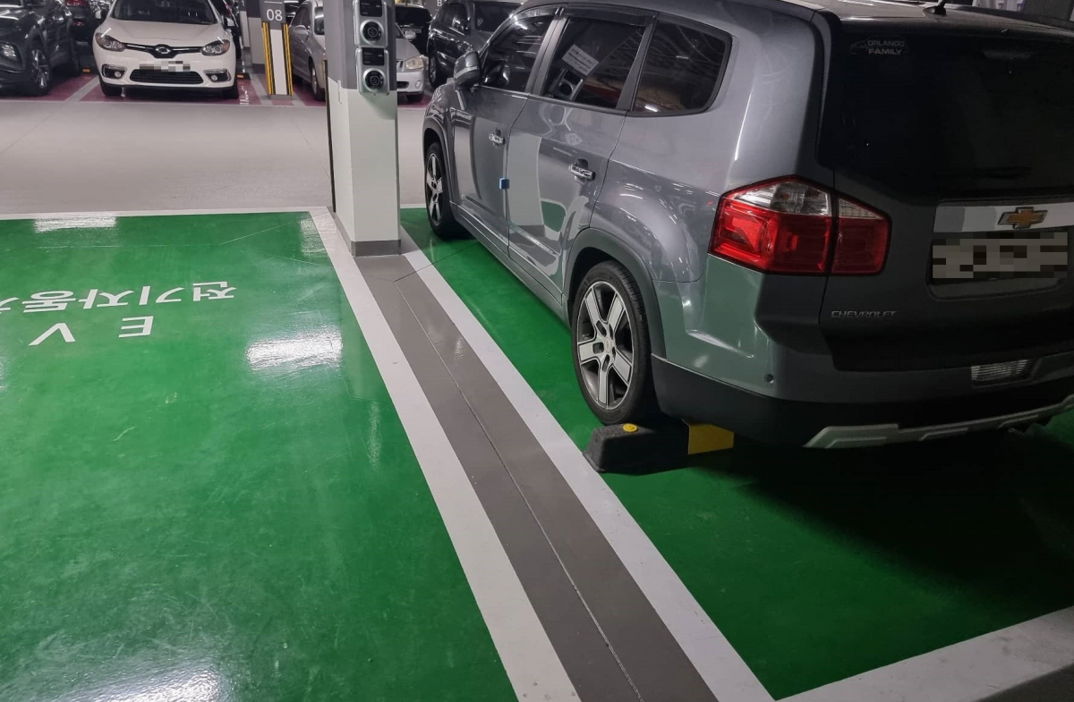 ▲충전구역내 내연기관 차량 등 주차행위 신고 시 영상매체 촬영 예시. (자료제공=서울시)