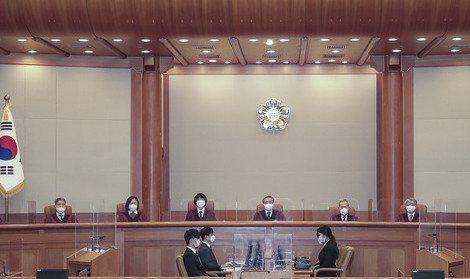 ▲유남석 헌법재판소장을 비롯한 재판관들이 26일 오후 서울 종로구 헌법재판소 대심판정에 앉아있다. (뉴시스)