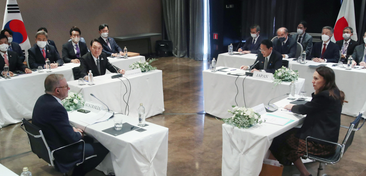 ▲북대서양조약기구(NATO·나토) 정상회의 참석을 위해 스페인을 방문한 윤석열 대통령이 29일(현지시간) 마드리드 시내 한 호텔에서 열린 아시아 태평양 파트너 4개국(한국·일본·호주·뉴질랜드) 정상 회동에 참석하고 있다. 왼쪽부터 시계방향으로 앨버니지 호주 총리, 윤 대통령, 기시다 후미오 일본 총리, 저신다 아던 뉴질랜드 총리. (연합뉴스)