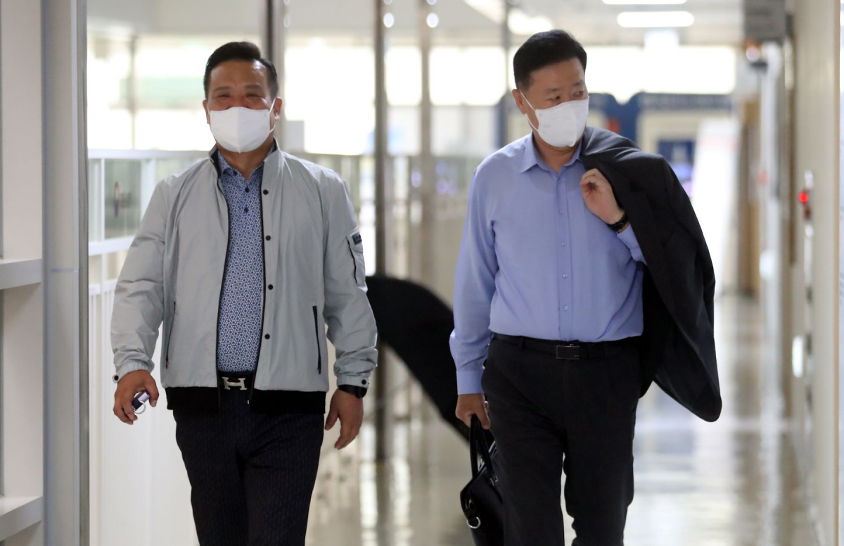 ▲내년도 최저임금 결정을 놓고 노사가 막판 힘겨루기에 나선 29일 근로자위원인 이동호 한국노총 사무총장(왼쪽)과 사용자위원인 한국경영자총협회 류기정 전무가 세종시 정부세종청사 최저임금위원회 전원회의실로 향하고 있다. (뉴시스)