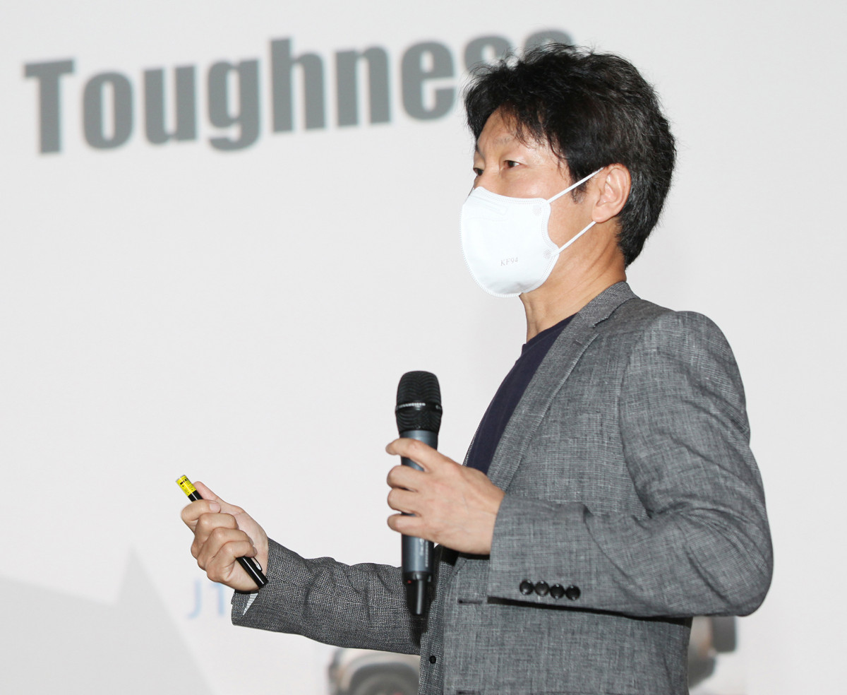 ▲이강 쌍용차 디자인담당 상무가 쌍용차가 추구할 새로운 디자인 방향성 '강인함(Toughness)'을 강조하고 있다. 신차 토레스에서 브랜드 특유의 '쓰리 써클' 엠블럼이 사라진 이유에 대해 쌍용차는 "디자인 자체가 쌍용차의 정체성"이라고 강조했다. (사진제공=쌍용차)