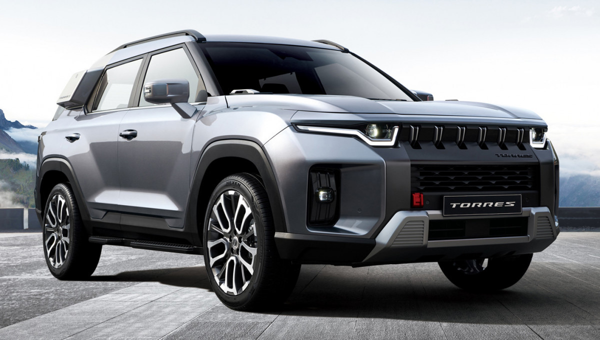 ▲출시를 앞둔 신차 토레스는 전ㆍ후면 어디에도 쌍용차 고유의 '쓰리 써클' 엠블럼을 달지 않았다. 그럼에도 단박에 쌍용차라는 것을 알아챌 수 있을만큼, 브랜드 고유의 전통적 이미지를 가득 담았다. (사진제공=쌍용차)