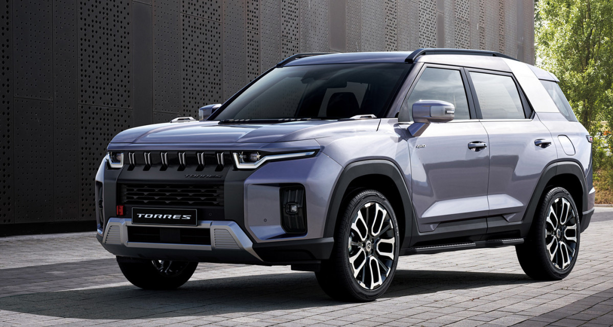 ▲디자인 공개와 함께 사전계약에 나선 쌍용차 토레스. 차 크기와 가격, 편의장비 등을 따졌을 때 현대차 투싼과 싼타페 사이를 교묘하게 파고든다. 이미 사전계약 첫날에 1만2000대의 계약이 몰릴만큼 큰 인기를 나타내고 있다. 개성넘치는 디자인 덕이다. (사진제공=쌍용차)