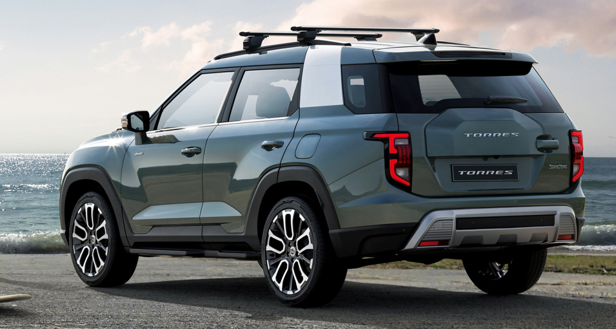 ▲경쟁차들이 도심형 SUV 이미지를 구축해온 반면, 토레스는 아웃도어와 오프로드 이미지를 강조했다. 실제 눈 앞에서 마주하면 제원상 수치보다 차체가 한결 커 보인다는 게 특징이다. (사진제공=쌍용차)