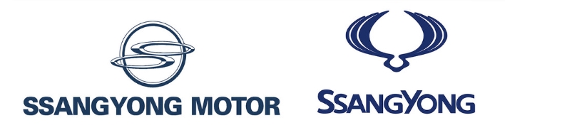 ▲신차 토레스는 차 앞면과 뒷면 어디에도 쌍용차 고유의 '쓰리 써클'(왼쪽) 엠블럼을 달지 않았다. 수출형 엠블럼(오른쪽)도 마찬가지다.