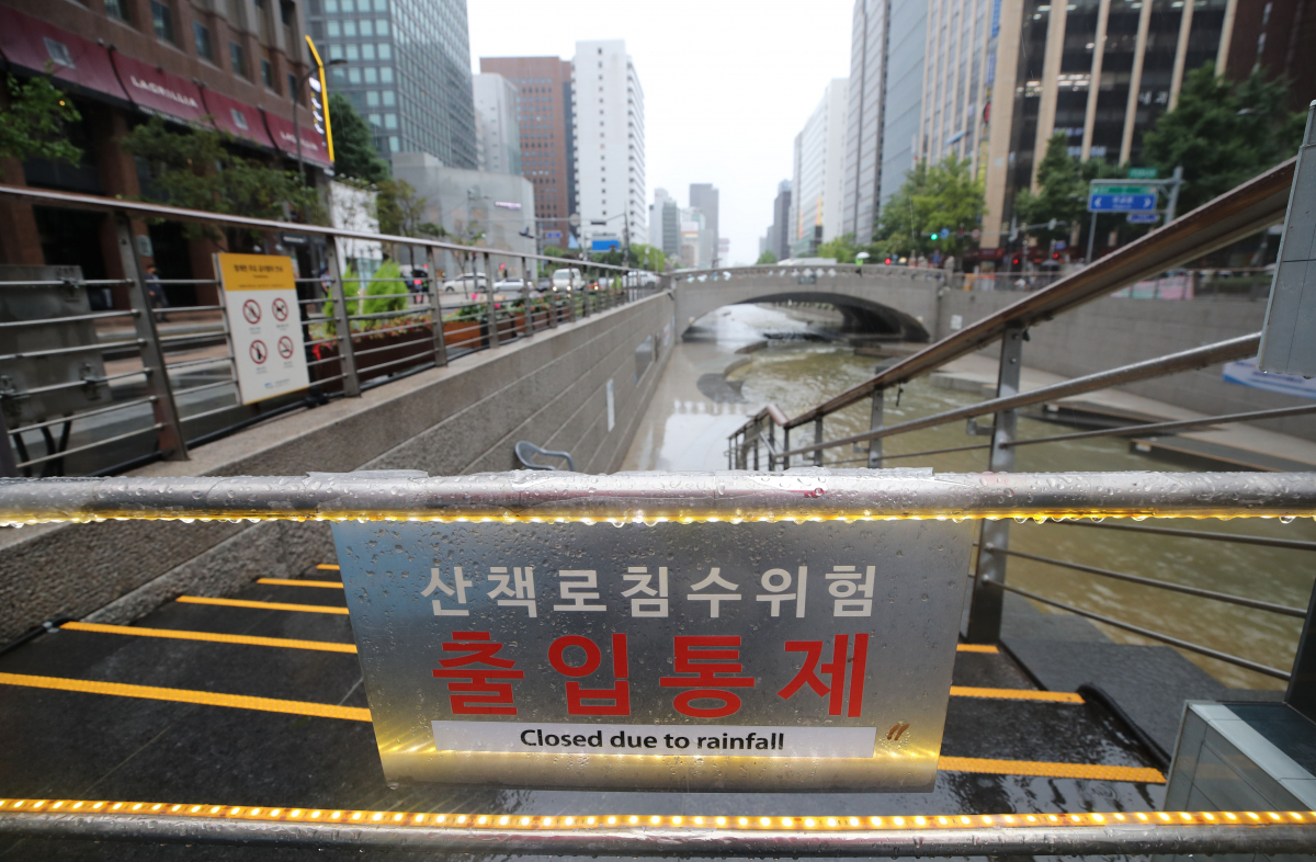 ▲서울 전역에 호우경보가 발효되면서 청계천 산책로가 출입 통제됐다. (뉴시스)
