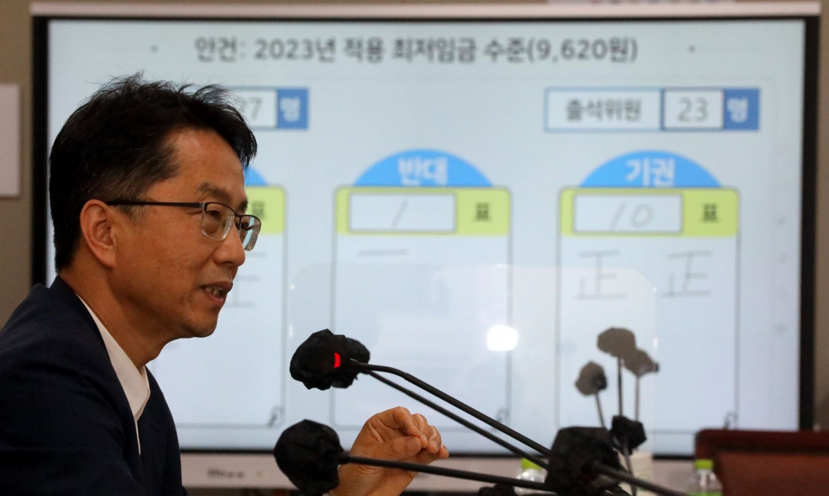 ▲ 박준식 최저임금위원회 위원장이 30일 새벽 세종시 정부세종청사 최저임금위원회 전원회의장에서 2023년도 적용 최저임금 심의를 마친 뒤 기자 질문에 답하고 있다. 내년도 최저임금은 9620원으로 결정됐다.  (뉴시스)