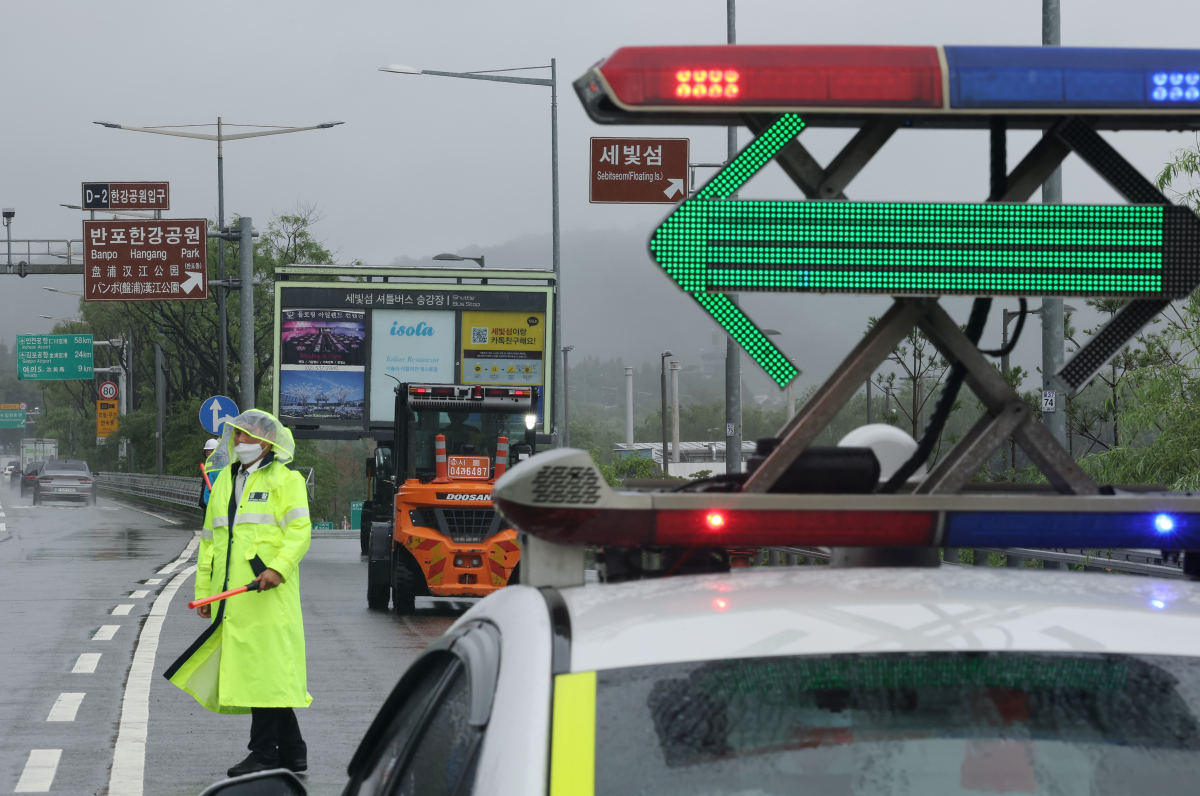 ▲밤사이 장맛비가 내리면서 한강공원 내 시설물을 올림픽대로로 옮기는 작업이 진행되고 있다. (연합뉴스)