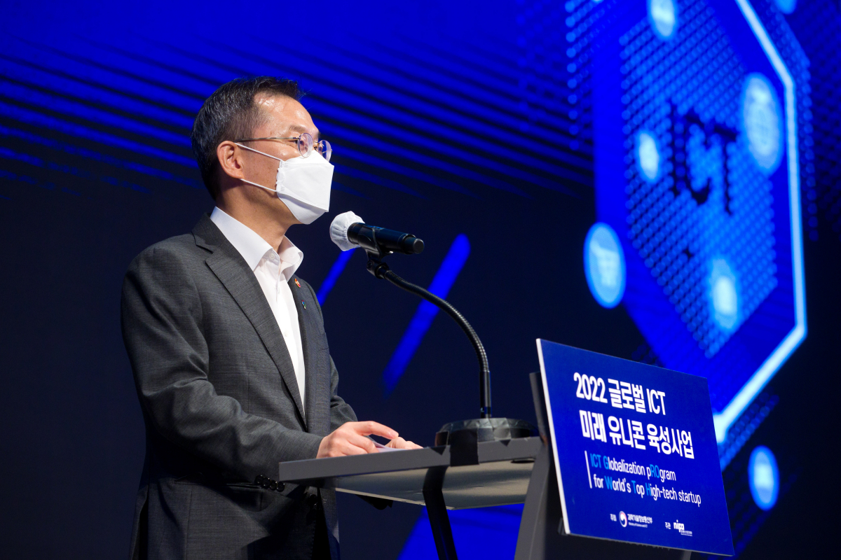 ▲이종호 과학기술정보통신부 장관이 30일 오후 서울 용산구 드래곤시티호텔에서 열린 '2022 글로벌 ICT 미래 유니콘 육성기업 인증서 수여식' 에 참석해 축사를 하고 있다. (사진제공=과학기술정보통신부)