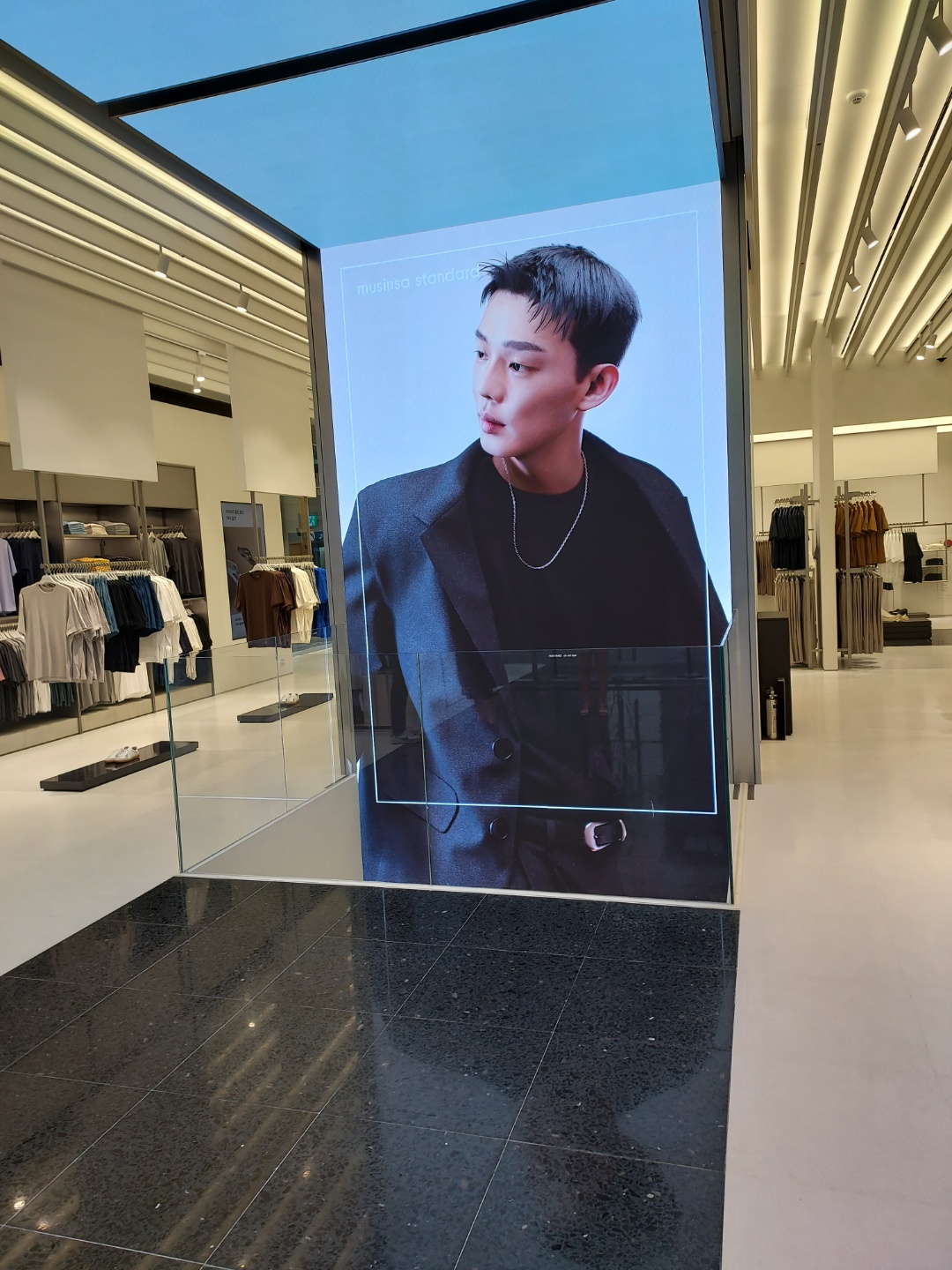 ▲서울 강남구에 있는 무신사 스탠다드 강남점. 입구에 있는 대형 디스플레이에 버추얼 휴먼 '무아인'이 등장했다. (사진=한영대 기자 yeongdai@)