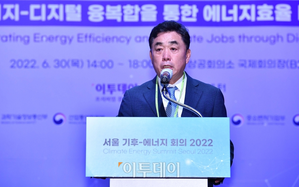 ▲김상철 이투데이 대표이사가 30일 서울 중구 대한상공회의소 국제회의장에서 ‘에너지-디지털 융복합을 통한 에너지효율 대전환’을 주제로 열린 ‘제6회 서울 기후-에너지 회의(CESS) 2022’에서 개회사를 하고 있다. 이투데이와 기후변화센터 주최로 열린 이번 행사는 글로벌 에너지효율 기조를 공유하고 대한민국의 나아갈 방향을 모색하기 위해 마련됐다. (신태현 기자 holjjak@)