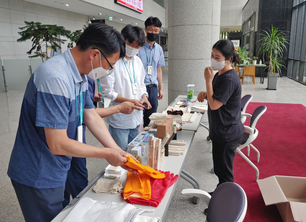 ▲한국인터넷진흥원은 사랑해 지구 행사를 열고 임직원들이 친환경 제품을 구매할 수 있는 자리를 마련했다. (사진제공=한국인터넷진흥원)