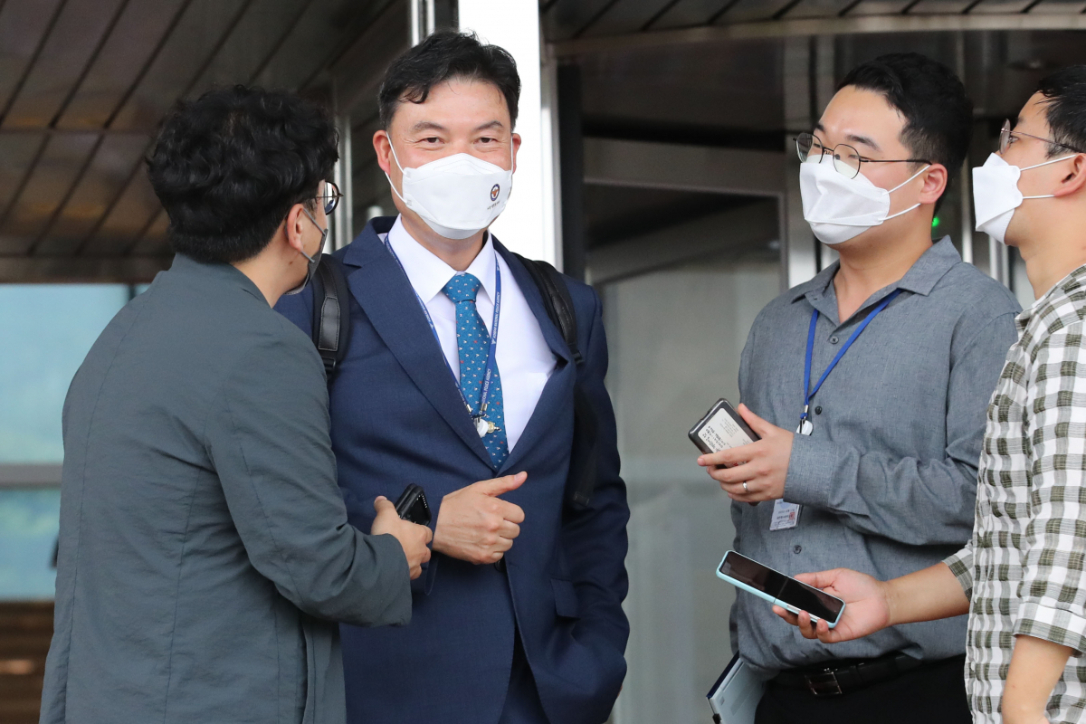 ▲경찰청 책임수사시스템정비TF단장인 최종상 경무관이 30일 오후 경기도 과천 법무부에서 열린 검경협의체 첫 회의를 마친 뒤 취재진 질문에 답하고 있다. (뉴시스)