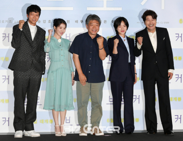 ▲지난 5월 31일 오후 서울 용산CGV에서 열린 영화 '브로커' 언론 기자간담회에 참석한 배우 강동원(왼쪽부터), 이지은(아이유), 고레에다 히로카즈 감독, 배우 이주영, 송강호가 포토타임을 갖고 있다.(비즈엔터DB)