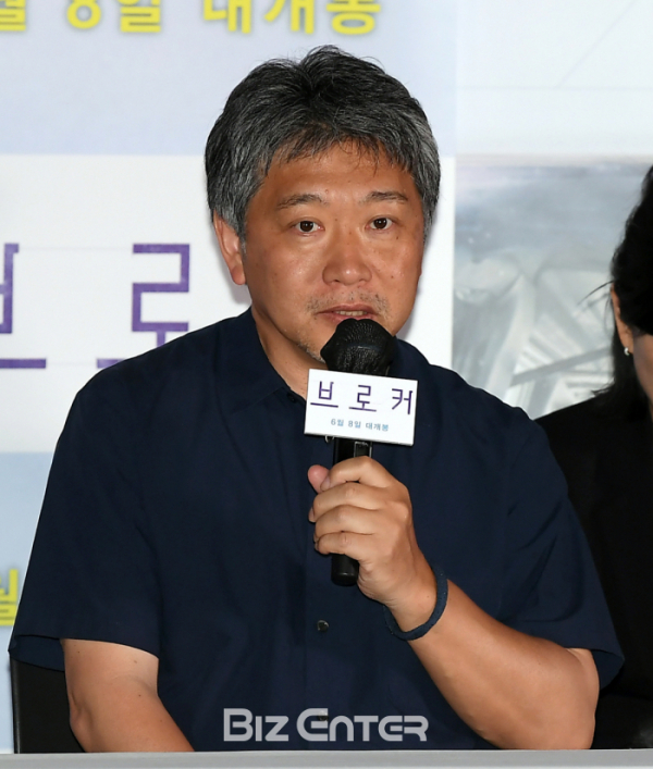 ▲고레에다 히로카즈 감독이 지난 5월 31일 오후 서울 용산CGV에서 열린 영화 '브로커' 언론 기자간담회에서 인사말을 하고 있다.(비즈엔터DB)