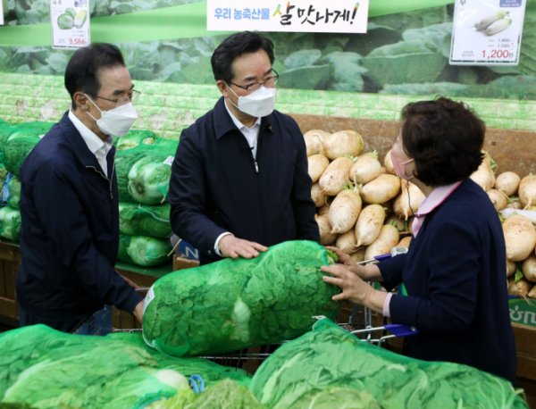 ▲정황근 농림축산식품부 장관(가운데)이 지난달 30일 서울 하나로마트 양재점에서 이성희 농협중앙회 회장(왼쪽(과 함께 '농식품 물가동향' 현장점검을 하고 있다. (뉴시스)