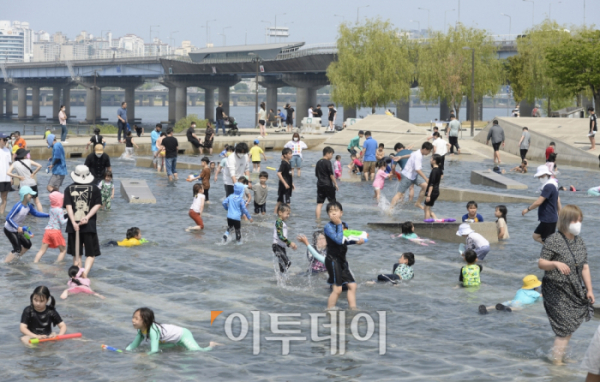 ▲지난달 서울 영등포구 여의도물빛광장에서 아이들이 물놀이를 하고 있다. 조현호 기자 hyunho@ (이투데이DB)