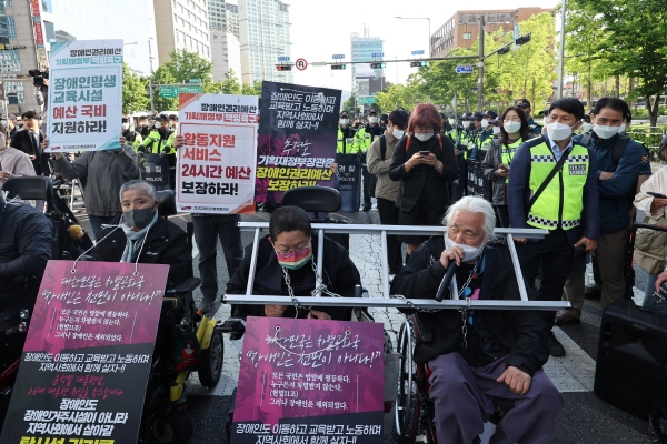 ▲16일 전장연이 한강대로 횡단보도에서 장애인 권리 예산 보장 등을 요구하는 시위를 하고 있다. (연합뉴스)
