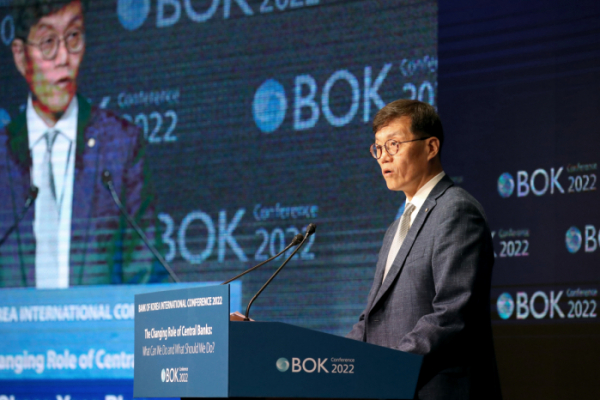 ▲이창용 한국은행 총재가 2일 오전 '2022년 BOK 국제컨퍼런스'에서 개회사를 낭독하고 있다. (사진제공=한국은행)