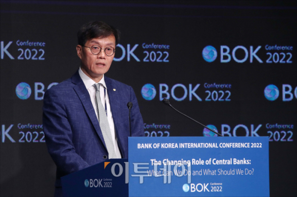 ▲이창용 한국은행 총재가 2일 오전 서울 중구 웨스틴조선호텔에서 열린 '2022 BOK 국제컨퍼런스'에서 개회사 및 기조연설을 하고 있다. 
 (사진공동취재단)