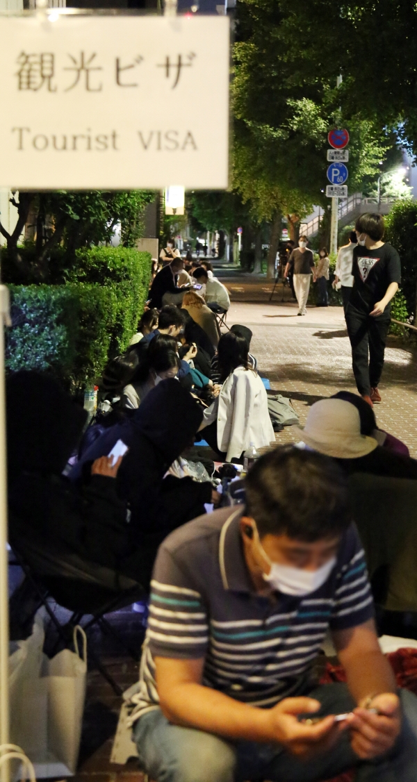 ▲(연합뉴스) 1일 오후 일본 도쿄 소재 주일본한국대사관 영사부 앞에서 한국 여행을 위한 비자(사증)를 신청하려는 일본인들이 기다리고 있다.
