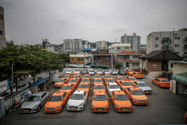 ▲지난달 30일 서울시의 한 택시회사 차고지에 택시가 가득 차 있다.  (뉴시스)