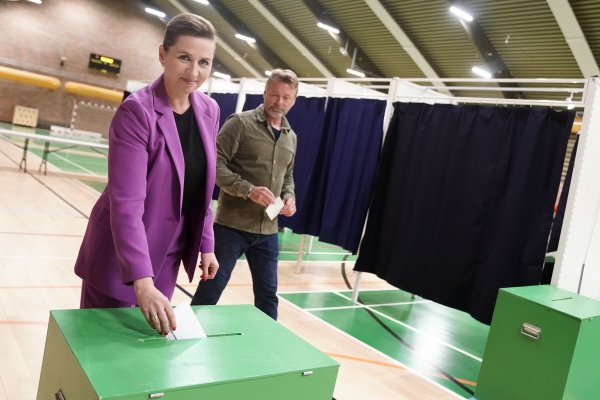 ▲메테 프레데릭센 덴마크 총리가 1일(현지시가) 투표함에 투표용지를 넣고 있다. 하레스코브할렌/AP뉴시스
