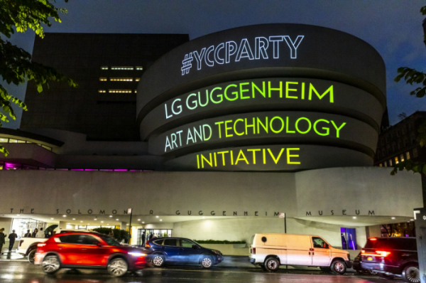 ▲미국 뉴욕 구겐하임 뮤지엄 외관의 LG 구겐하임 글로벌 파트너십 맵핑 광고 (제공=LG)