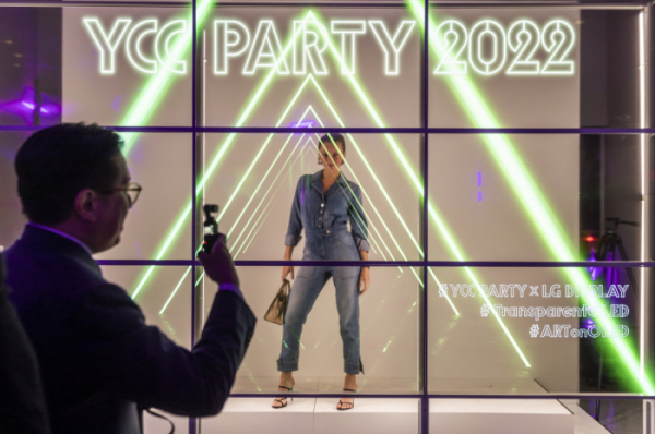 ▲미국 뉴욕 구겐하임 뮤지엄에서 열린 YCC 파티에서 파티에 참석자들이 LG디스플레이 55인치 투명 OLED 9대로 홀로그램을 구현한 대형 포토월에서 기념촬영을 하고 있다. (제공-LG)
