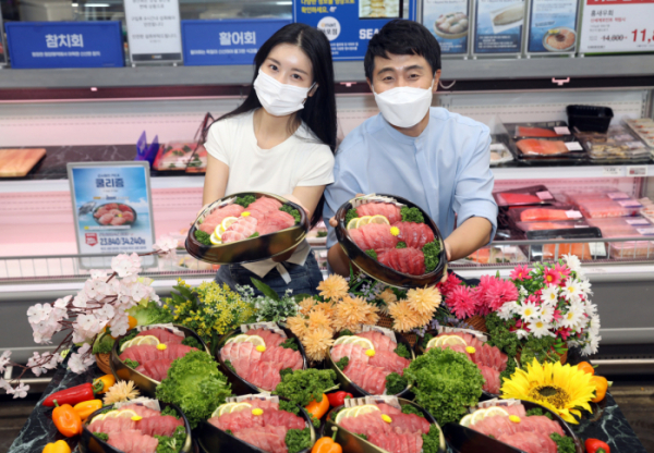 ▲2일 오전 이마트 마포점 수산매장에서 모델들이 국산 생물 참다랑어회를 소개하고 있다.  (이마트)