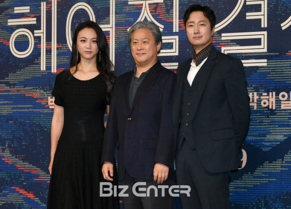 ▲배우 탕웨이(왼쪽부터), 박찬욱 감독, 배우 박해일이 2일 오전 서울 중구 JW메리어트 동대문 스퀘어 서울에서 열린 영화 '헤어질 결심' 제작보고회에 참석해 포토타임을 갖고 있다.(비즈엔터DB)