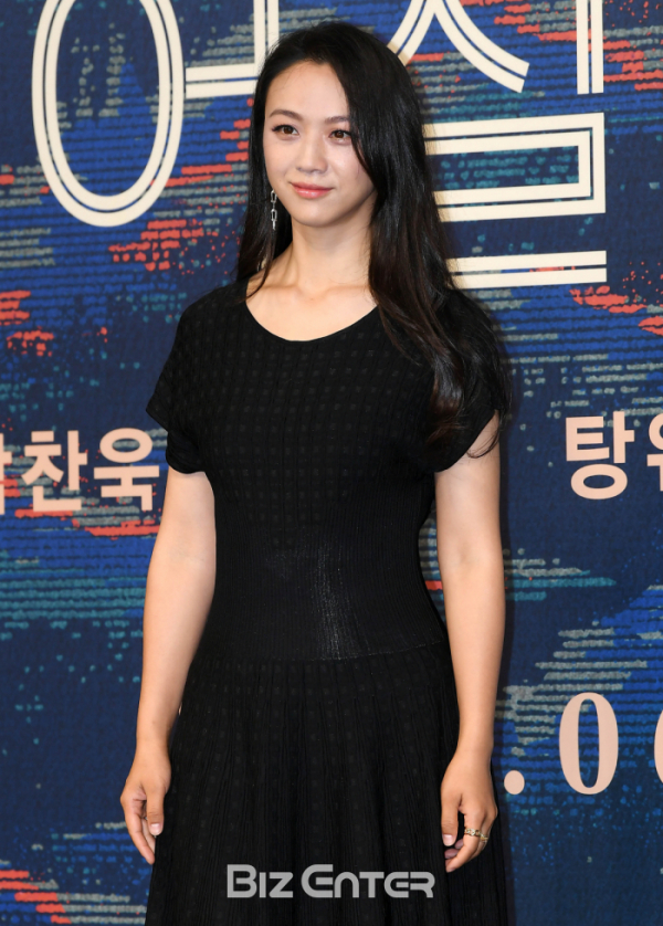 ▲배우 탕웨이가 2일 오전 서울 중구 JW메리어트 동대문 스퀘어 서울에서 열린 영화 '헤어질 결심' 제작보고회에 참석해 포토타임을 갖고 있다.(비즈엔터DB)