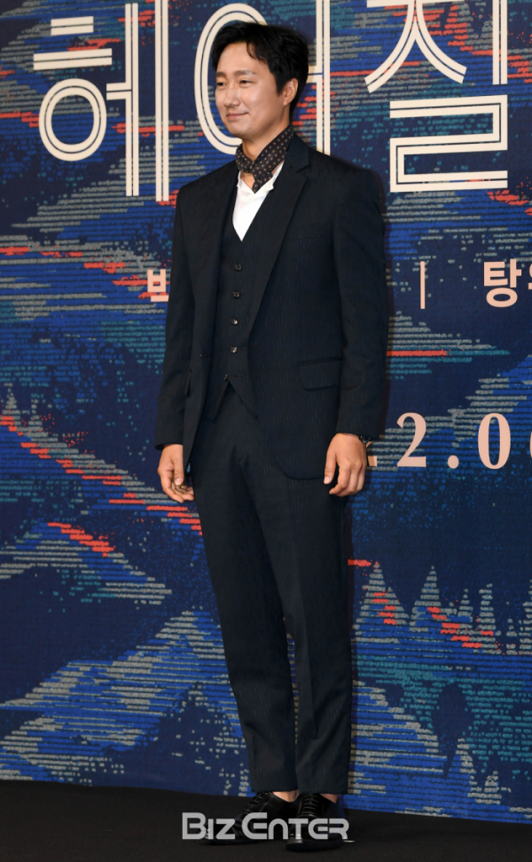 ▲배우 박해일이 2일 오전 서울 중구 JW메리어트 동대문 스퀘어 서울에서 열린 영화 '헤어질 결심' 제작보고회에 참석해 포토타임을 갖고 있다.(비즈엔터DB)