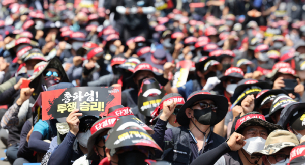▲민주노총 화물연대가 28일 숭례문 앞 도로에서 총파업 결의대회를 하고 있다.  (연합뉴스)