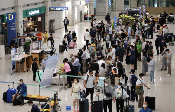▲이달 2일 인천국제공항 제1여객터미널이 여행객들로 붐비고 있다. (연합뉴스)