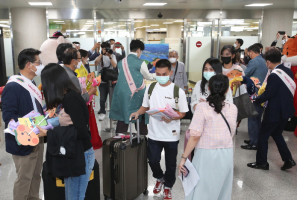 ▲3일 오전 제주국제공항에 제주항공 전세기로 태국 방콕에서 출발한 외국인 관광객들이 들어오고 있다. (뉴시스)