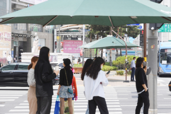 ▲서울 한낮 기온이 27도까지 오르며 초여름 날씨를 보인 2일 서울 중구 을지로 한 횡단보도 그늘막에서 시민들이 햇빛을 피하고 있다. 조현호 기자 hyunho@  (이투데이DB)