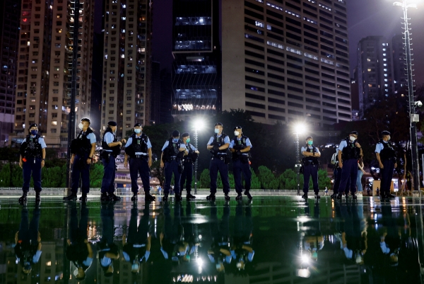 ▲홍콩에서 3일 경찰들이 매년 톈안먼 사태 추모 집회가 열리는 빅토리아 공원을 철통같이 막고 있다. 홍콩 당국은 무단 집회와 불법 활동에 대한 우려를 이유로 이날 저녁부터 5일 오후까지 공원을 폐쇄했다. 홍콩/로이터연합뉴스 
