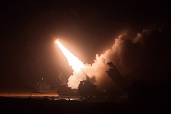 ▲한미가 6일 북한의 단거리 탄도미사일 8발 도발에 비례해 지대지 미사일 8발을 대응 사격하고 있다.  (연합뉴스)