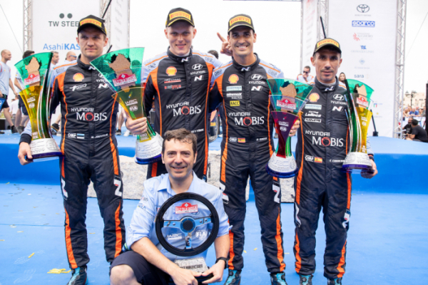 ▲이탈리아에서 열린 2022 WRC 5차 대회에서 수상자들이 기념촬영 하고 있는 모습. 뒷줄 왼쪽부터 우승을 차지한 현대 월드랠리팀 보조 드라이버 마틴 야르베오야, 드라이버 오트 타낙, 3위를 차지한 드라이버 다니 소르도, 보조 드라이버 칸디도 카레라. (사진제공=현대자동차)