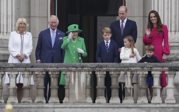 ▲엘리자베스 2세(앞줄 왼쪽 3번째) 영국 여왕이 즉위 70주년 기념행사 마지막 날인 5일(현지시간) 가족과 함께 런던 버킹엄궁 발코니에서 군중에 손을 흔들고 있다. 사진은 왼쪽부터 며느리인 콘월 공작 부인, 장남인 찰스 왕세자, 여왕, 증손주인 조지 왕자, 샬롯 공주, 루이스 왕자. 뒷줄은 손자인 윌리엄 왕세손과 그의 부인 케이트 미들턴 왕세손빈. 런던/AP뉴시스