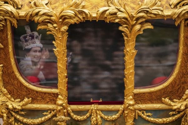 ▲5일 엘리자베스 2세 여왕 즉위 70주년 기념 행사에 등장한 황금 마차(Gold State Coach)에 대관식 당시 여왕의 젊은 모습이 담긴 홀로그램이 비쳐지고 있다. 런던/AP뉴시스 