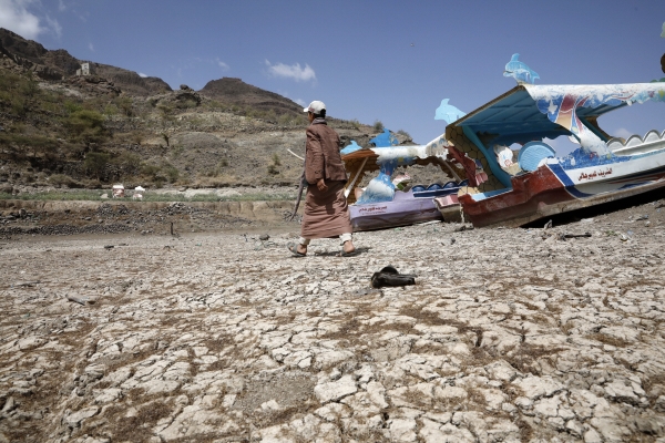 ▲한 남성이 5일(현지시간) 가뭄으로 말라붙은 예멘 사나 인근의 한 저수지를 걷고 있다. 사나/EPA연합뉴스 
