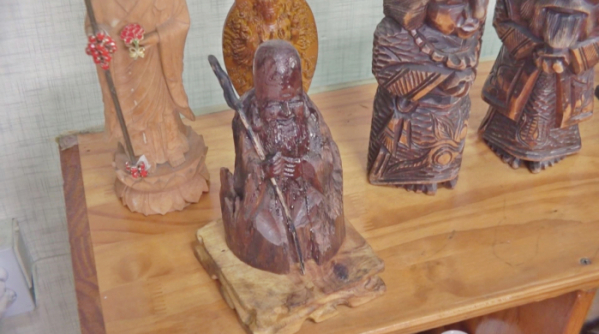 ▲땀 흘리는 나무 조각상(사진제공=SBS)