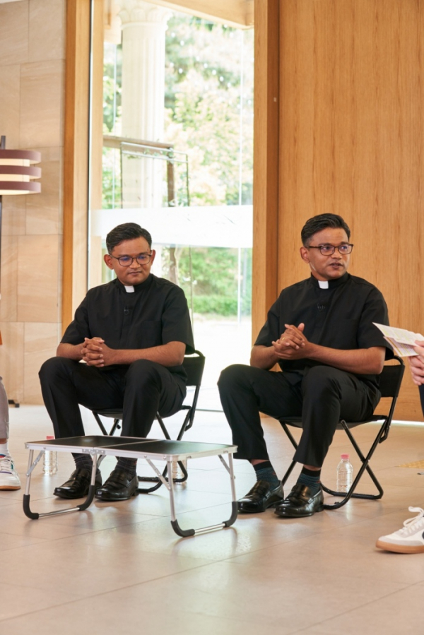 ▲인도 출신 쌍둥이 제임스, 하비에르 신부(사진제공=tvN)