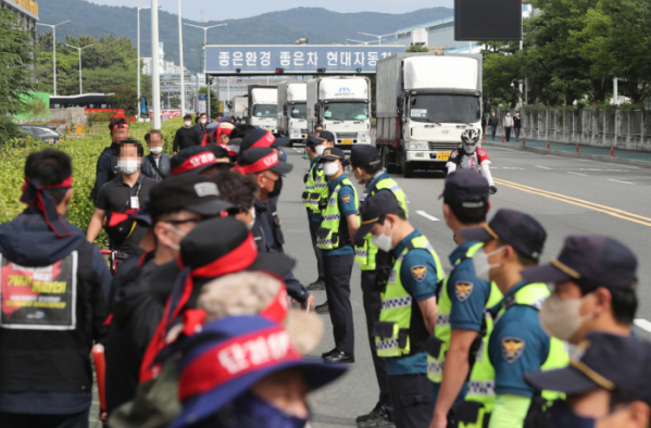 ▲화물연대 총파업 이틀째인 8일 오후 현대자동차 울산공장 명촌정문 앞에서 화물연대 조합원들이 선전전을 벌이고 있다. 이날 현대차 울산공장을 오가는 화물연대 소속 납품 차량은 오후 2시부터 운송 거부에 들어갔다. (연합뉴스)